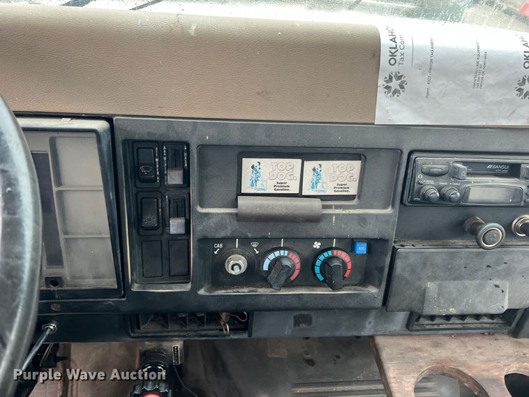 image for item KF9778 1992 International 4700 flatbed truck