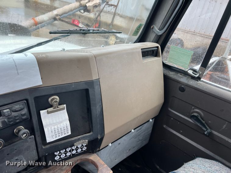 image for item KF9778 1992 International 4700 flatbed truck