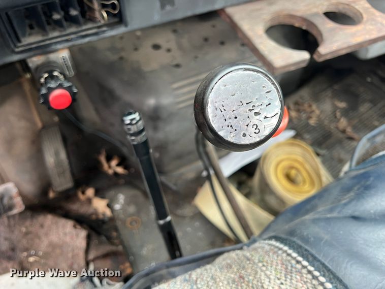 image for item KF9778 1992 International 4700 flatbed truck