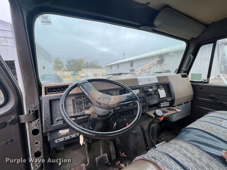 image for item KF9778 1992 International 4700 flatbed truck