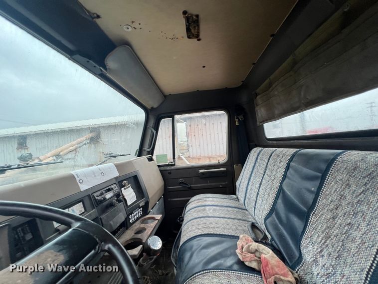 image for item KF9778 1992 International 4700 flatbed truck