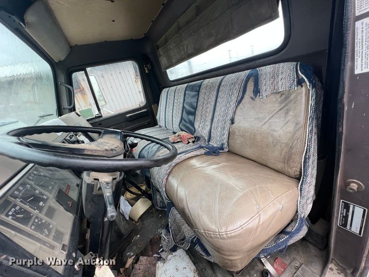 image for item KF9778 1992 International 4700 flatbed truck