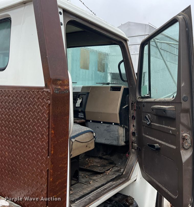 image for item KF9778 1992 International 4700 flatbed truck