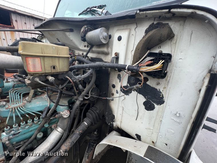 image for item KF9778 1992 International 4700 flatbed truck