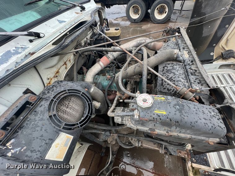 image for item KF9778 1992 International 4700 flatbed truck