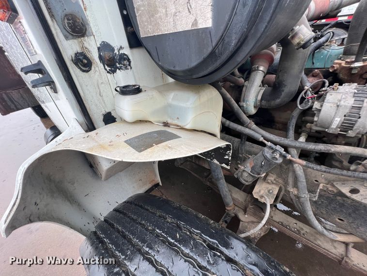 image for item KF9778 1992 International 4700 flatbed truck