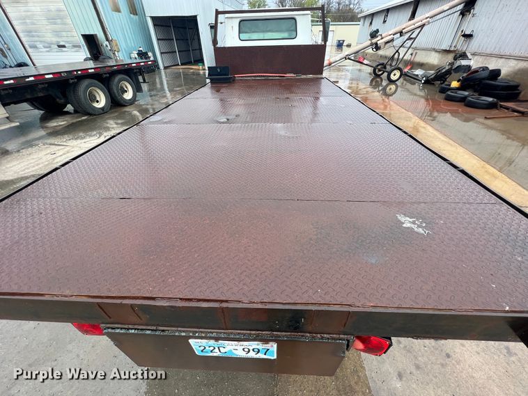 image for item KF9778 1992 International 4700 flatbed truck