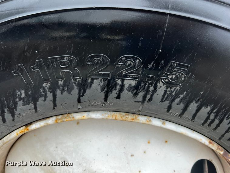 image for item KF9778 1992 International 4700 flatbed truck