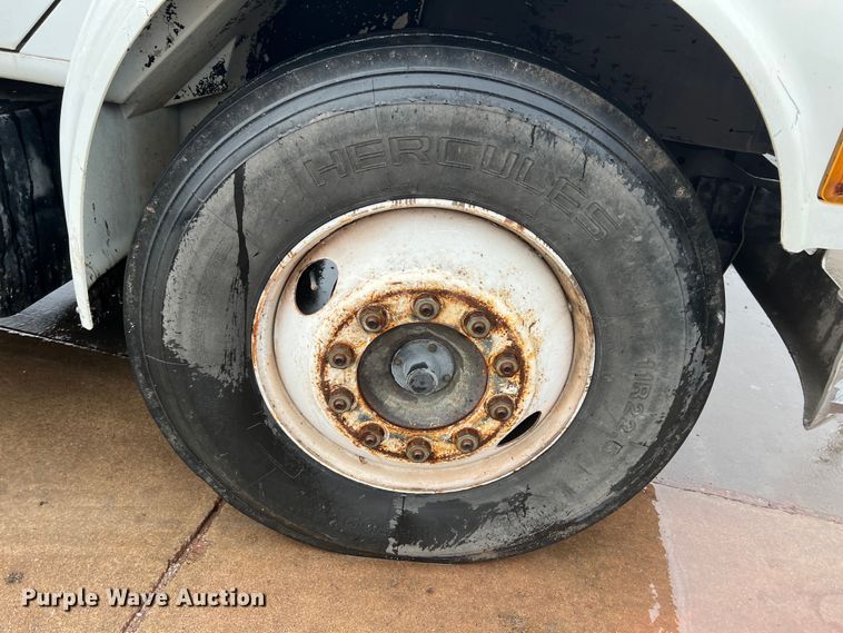 image for item KF9778 1992 International 4700 flatbed truck