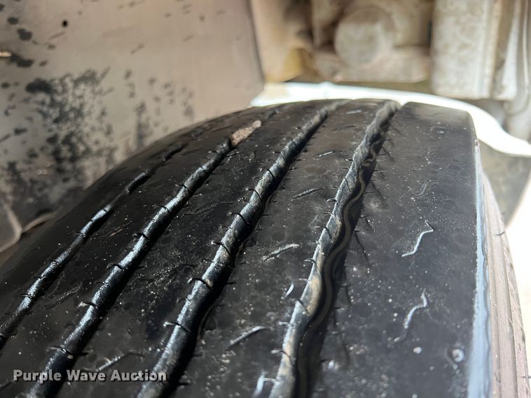 image for item KF9778 1992 International 4700 flatbed truck