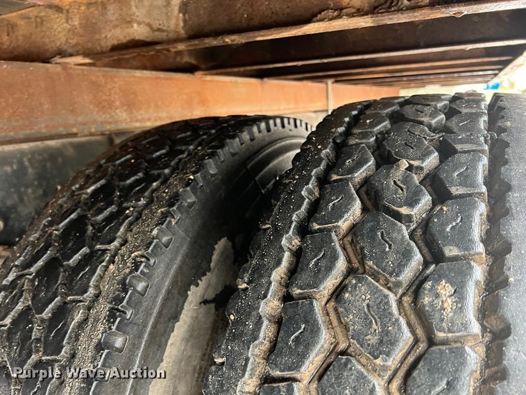 image for item KF9778 1992 International 4700 flatbed truck