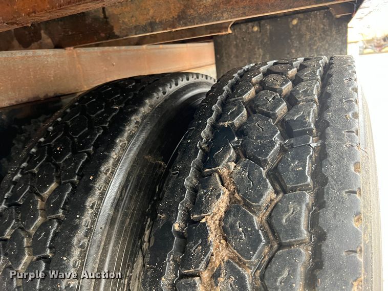 image for item KF9778 1992 International 4700 flatbed truck