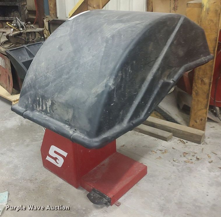 image for item KI9956 Snap On EEWB331A  tire balancer