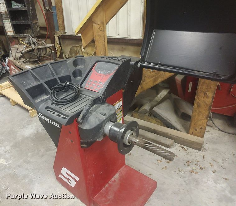 image for item KI9956 Snap On EEWB331A  tire balancer