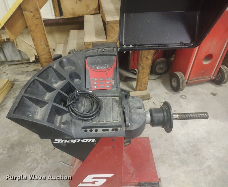 image for item KI9956 Snap On EEWB331A  tire balancer