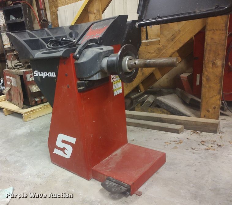 image for item KI9956 Snap On EEWB331A  tire balancer