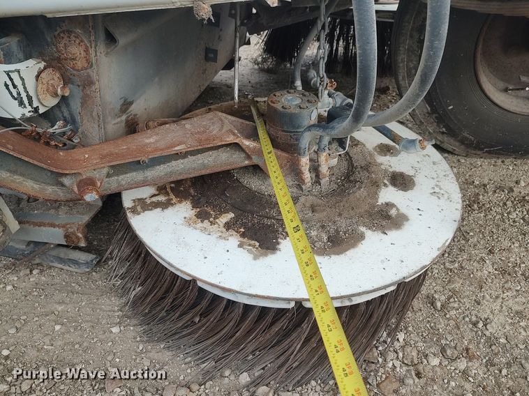 image for item KI9973 1997 Johnston 3000  street sweeper