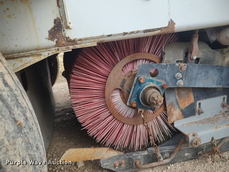 image for item KI9973 1997 Johnston 3000  street sweeper