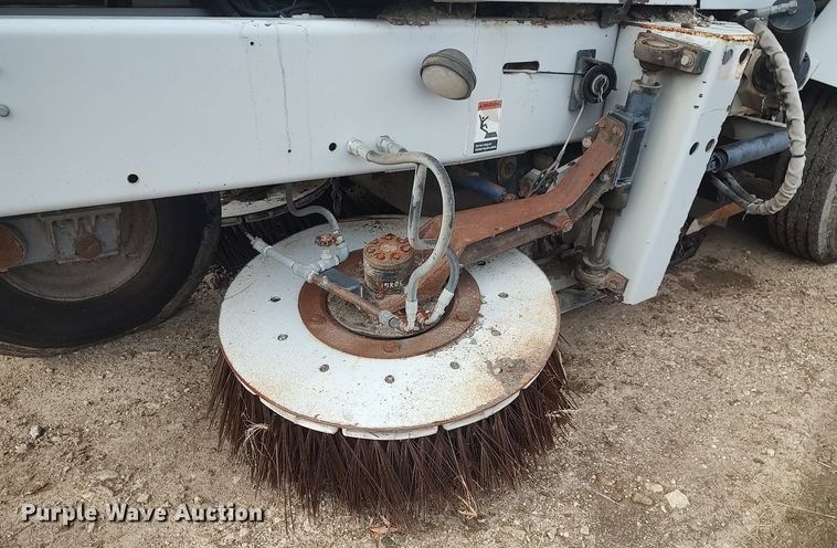 image for item KI9973 1997 Johnston 3000  street sweeper