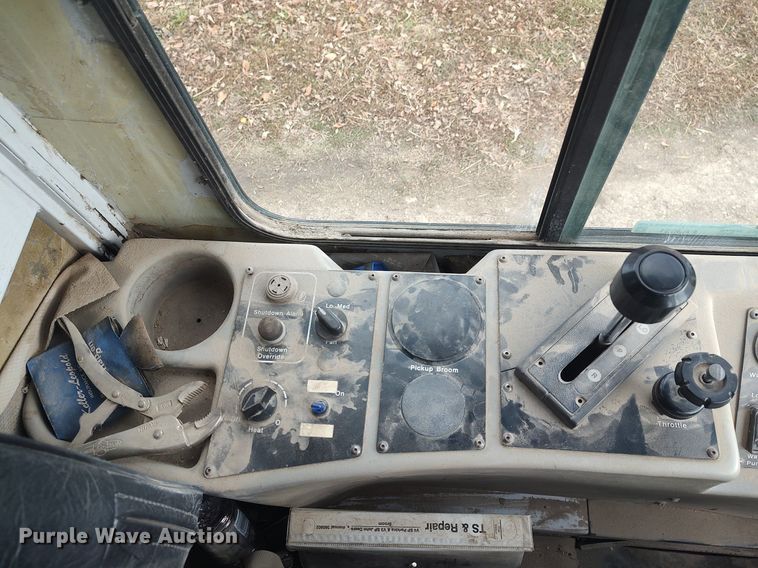 image for item KI9973 1997 Johnston 3000  street sweeper