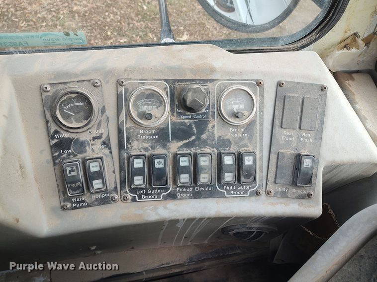 image for item KI9973 1997 Johnston 3000  street sweeper