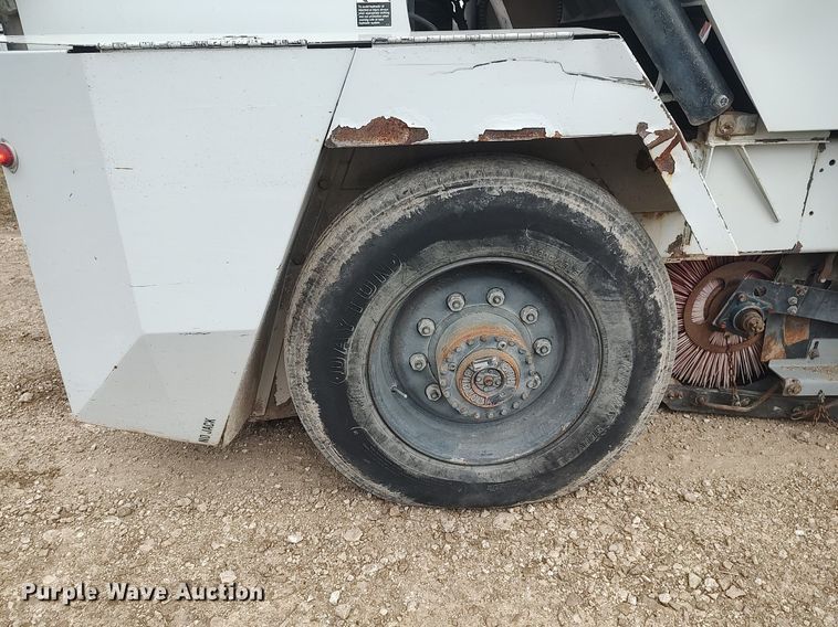 image for item KI9973 1997 Johnston 3000  street sweeper