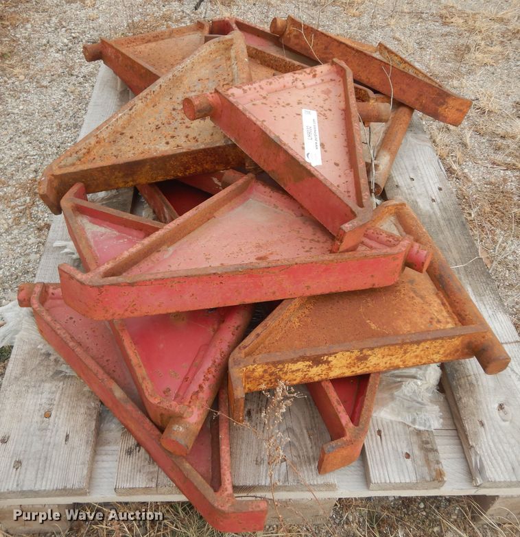 image for item LH9032 Approximately 15 swing-out trailer outriggers