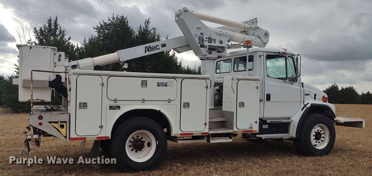 image for item LK9296 2002 Freightliner FL70  bucket truck