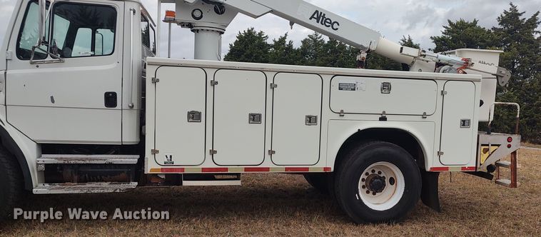 image for item LK9296 2002 Freightliner FL70  bucket truck