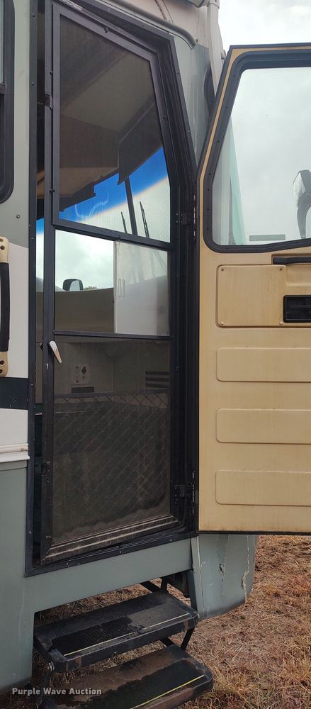 image for item LK9301 2001 Monaco Endeavor  RV