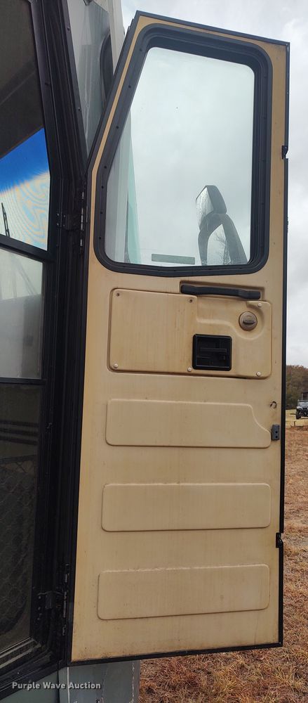 image for item LK9301 2001 Monaco Endeavor  RV