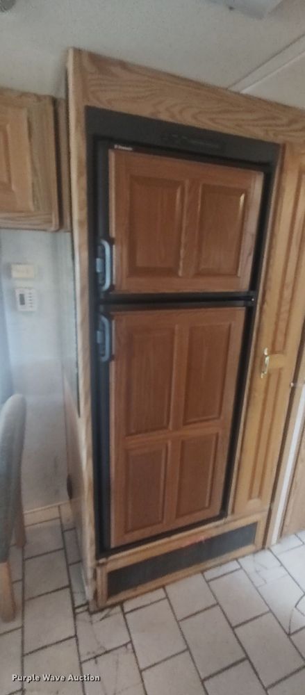 image for item LK9301 2001 Monaco Endeavor  RV