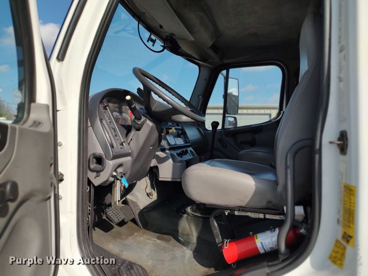 image for item LK9322 2006 Freightliner M2  delivery truck