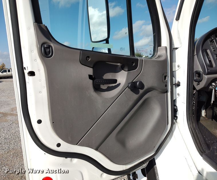 image for item LK9322 2006 Freightliner M2  delivery truck