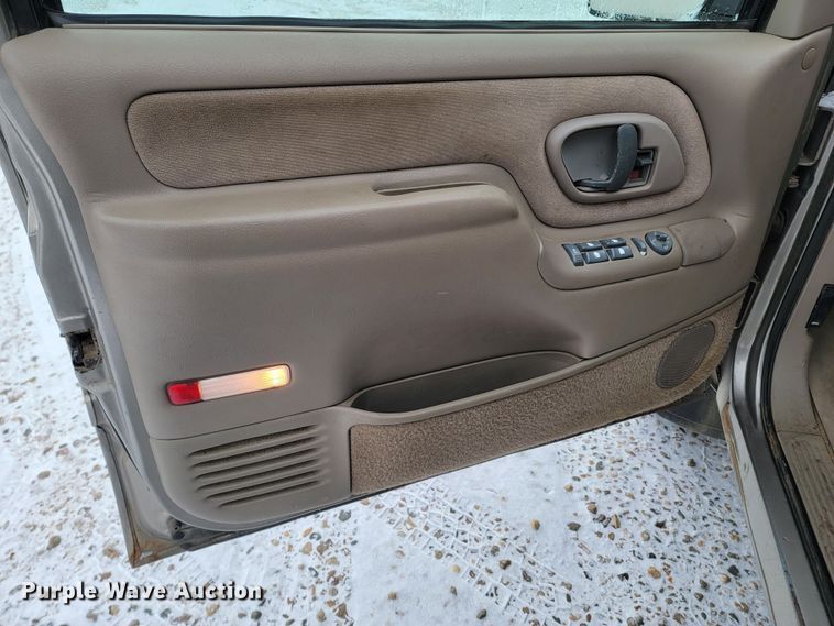 image for item LL9735 1999 Chevrolet Suburban K1500  SUV