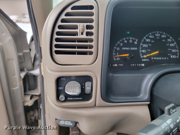 image for item LL9735 1999 Chevrolet Suburban K1500  SUV