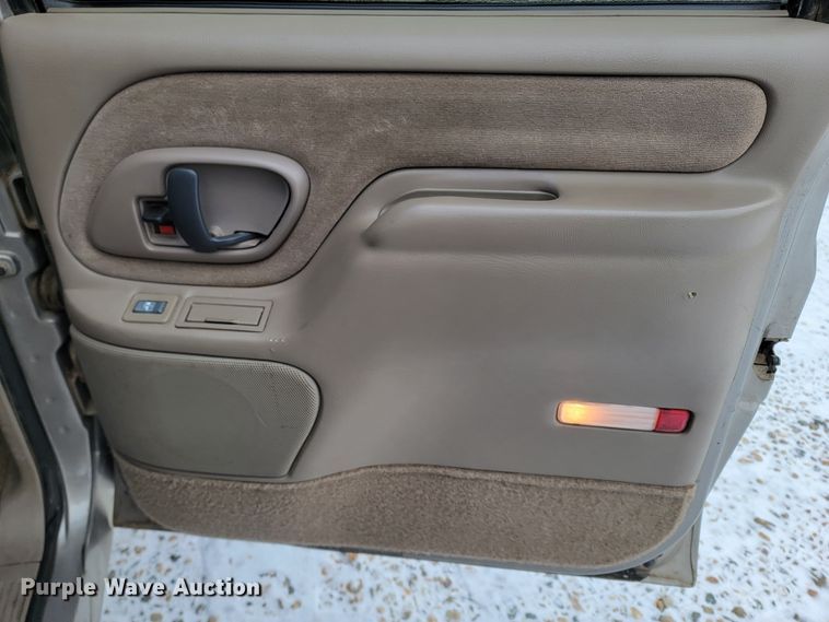 image for item LL9735 1999 Chevrolet Suburban K1500  SUV