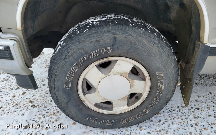 image for item LL9735 1999 Chevrolet Suburban K1500  SUV