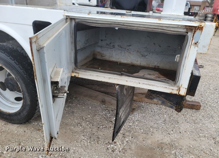 image for item LN9735 1999 Ford F450 Super Duty  utility / service truck