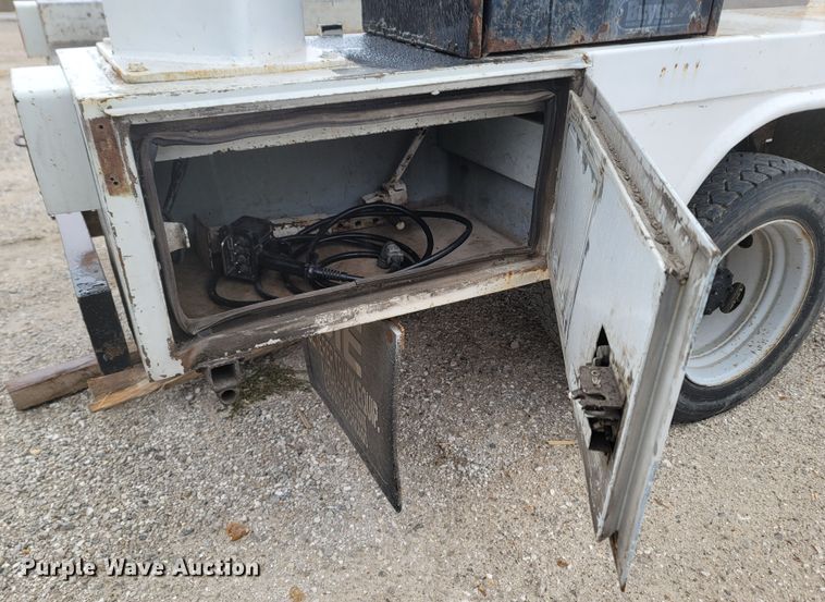 image for item LN9735 1999 Ford F450 Super Duty  utility / service truck