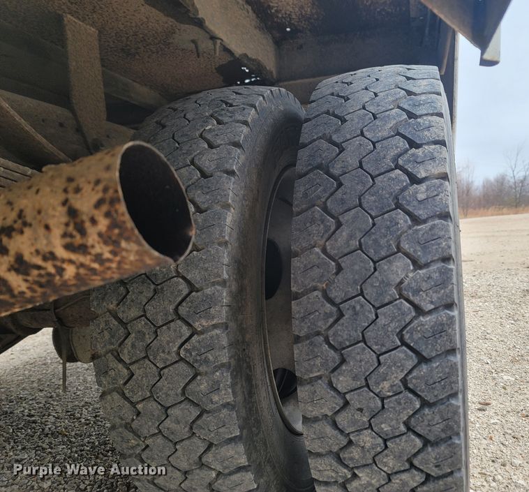 image for item LN9735 1999 Ford F450 Super Duty  utility / service truck