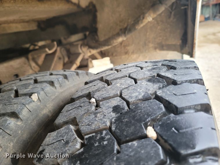 image for item LN9735 1999 Ford F450 Super Duty  utility / service truck