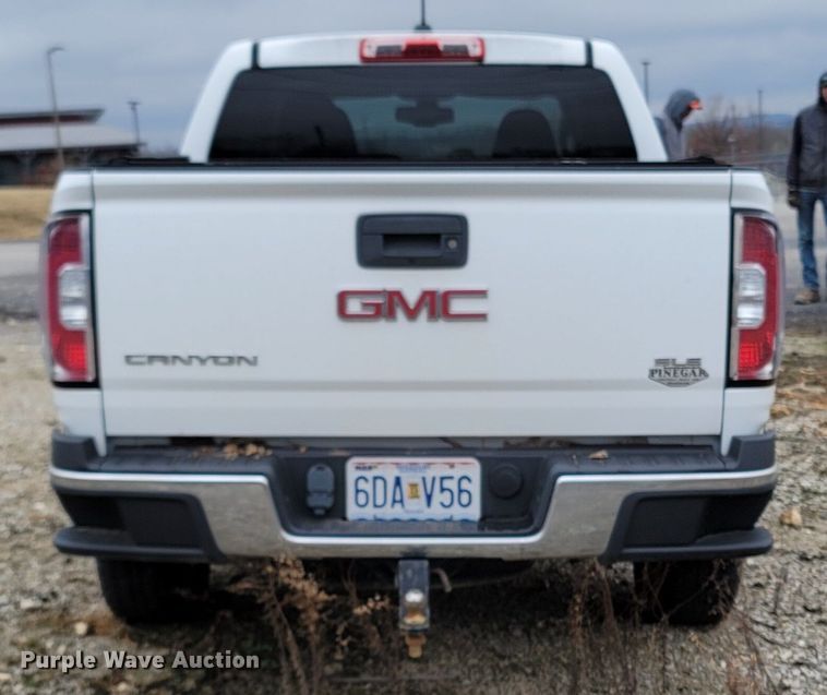 image for item LN9772 2015 GMC Canyon SLE  Crew Cab pickup truck