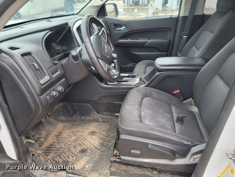 image for item LN9772 2015 GMC Canyon SLE  Crew Cab pickup truck