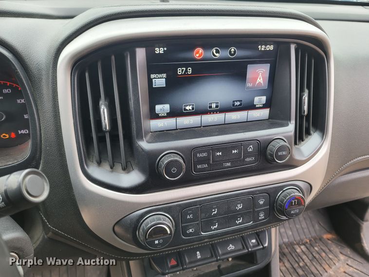 image for item LN9772 2015 GMC Canyon SLE  Crew Cab pickup truck