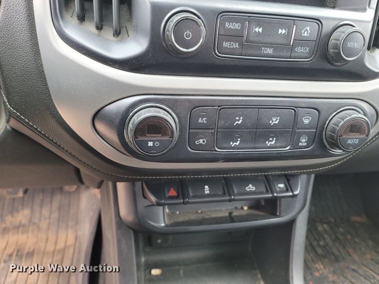 image for item LN9772 2015 GMC Canyon SLE  Crew Cab pickup truck