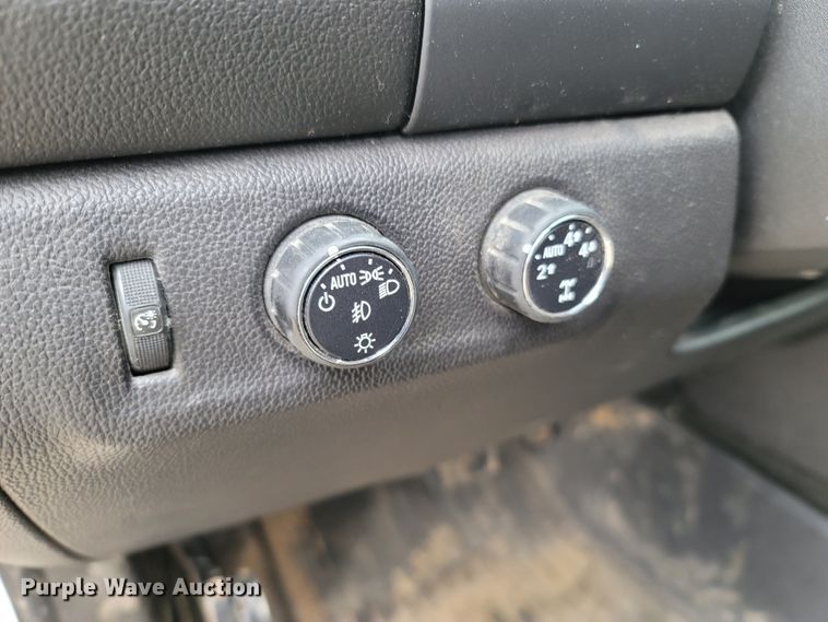 image for item LN9772 2015 GMC Canyon SLE  Crew Cab pickup truck