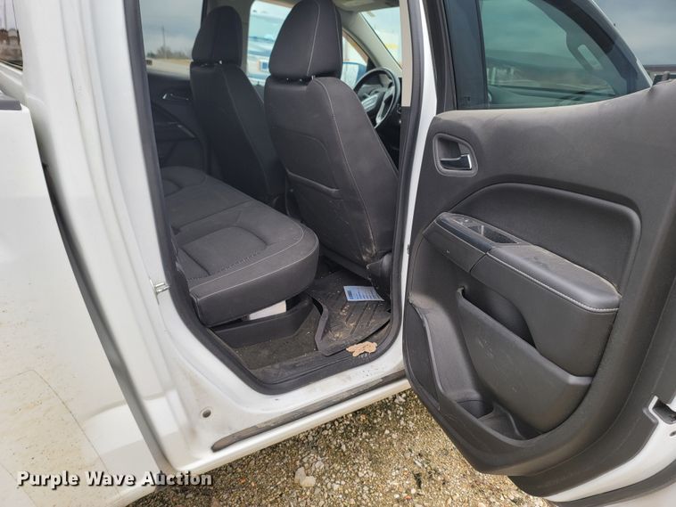 image for item LN9772 2015 GMC Canyon SLE  Crew Cab pickup truck