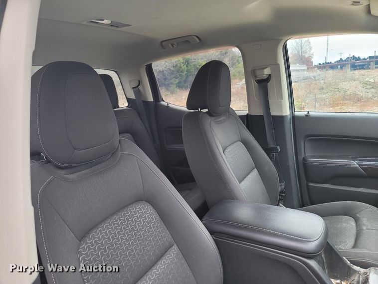 image for item LN9772 2015 GMC Canyon SLE  Crew Cab pickup truck