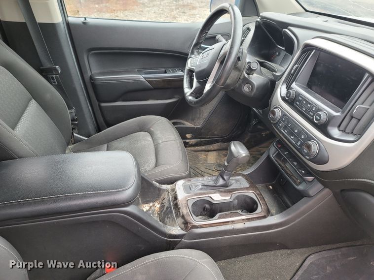 image for item LN9772 2015 GMC Canyon SLE  Crew Cab pickup truck